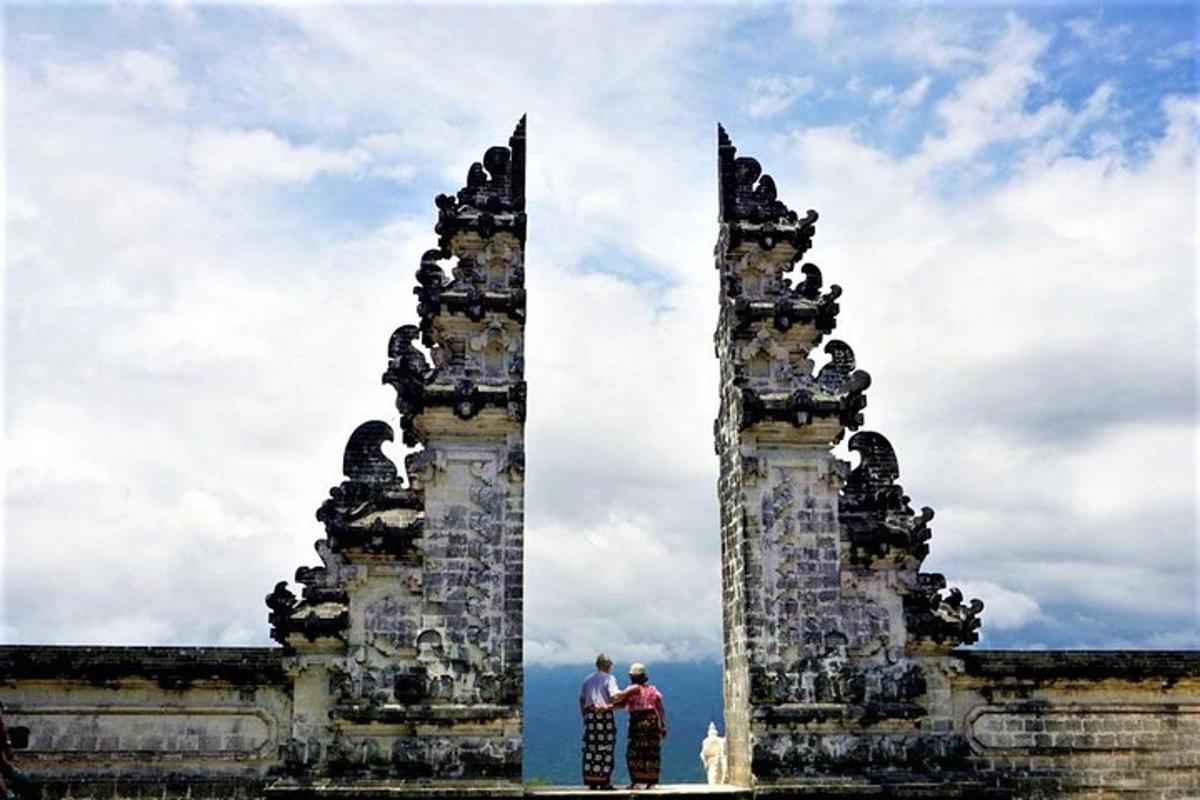 dua orang berdiri di hadapan monumen