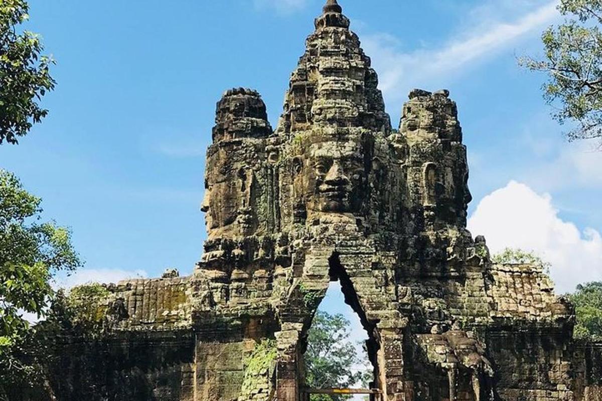 sebuah bangunan dengan wajah di atasnya