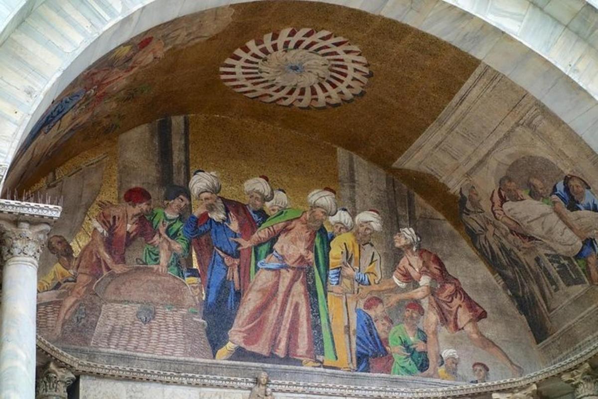 μια τοιχογραφία στην πλευρά ενός κτιρίου με έναν πίνακα ζωγραφικής