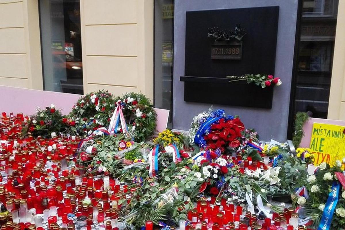 miza s šopkom rož in vencem