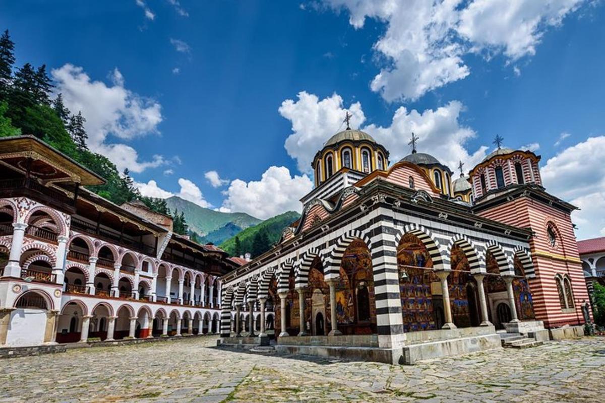 велика будівля з вежею на вершині