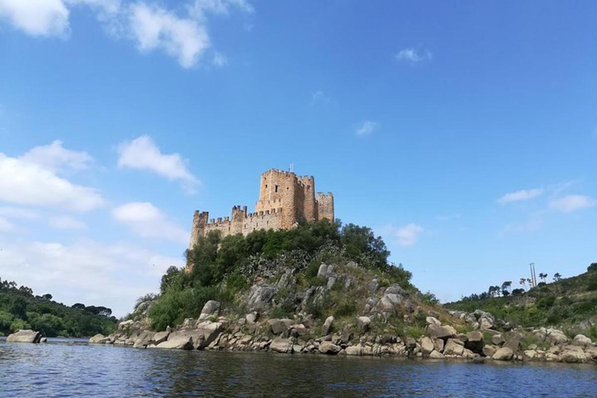 замък на остров във водата