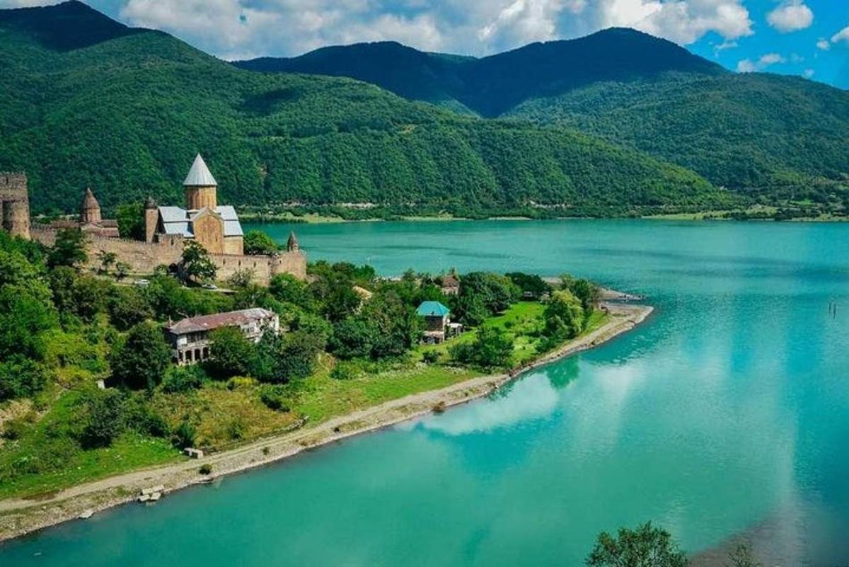 una illa al mig d'una massa d'aigua