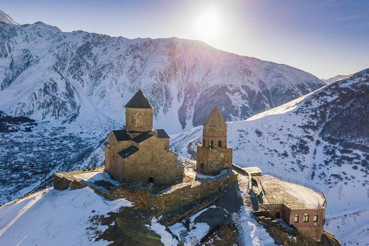 een oud kasteel in de sneeuw op een berg