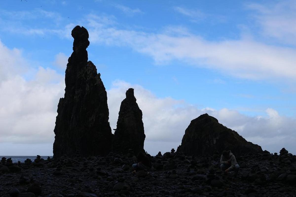sekumpulan batu tinggi di pantai berbatu