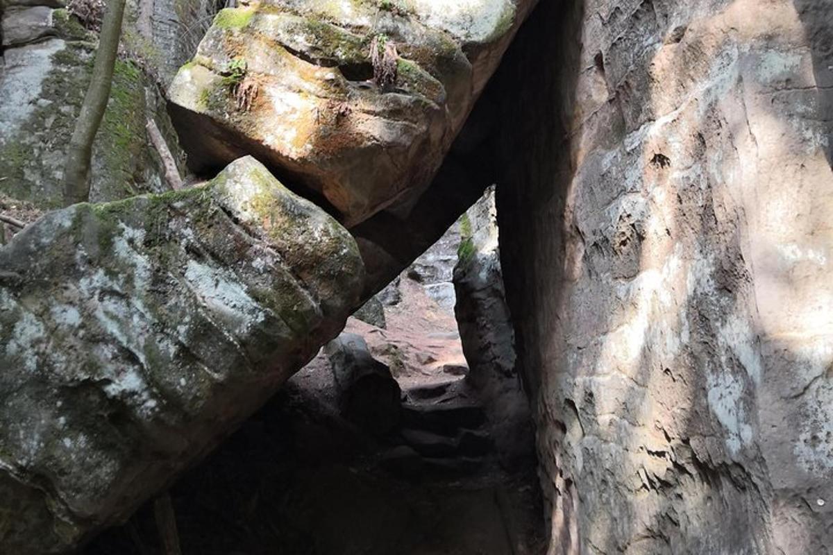 un arco di pietra in un muro di roccia