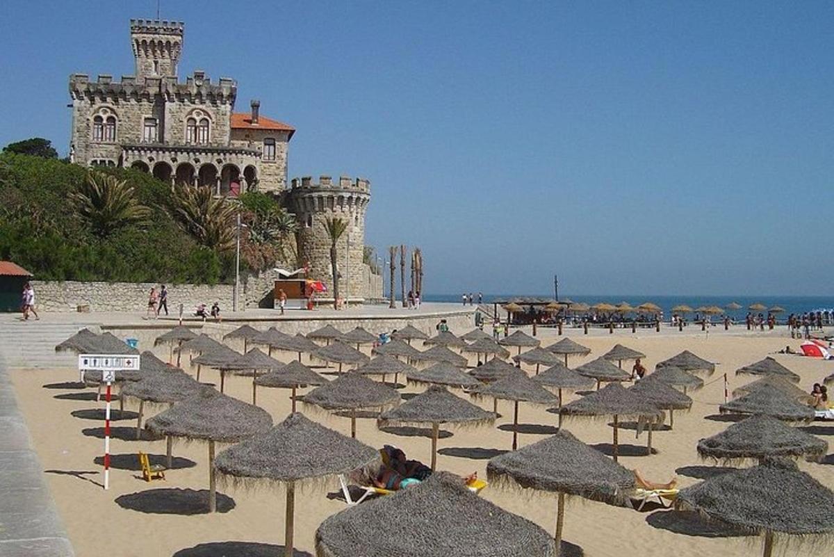 hromada slunečníků na pláži s budovou