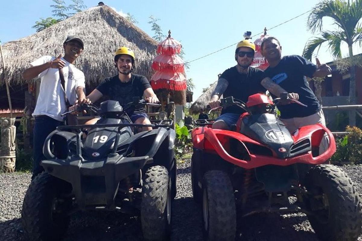 un grup d'homes posant per a una foto amb quads