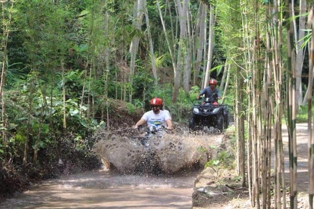 dues persones que van en motocicleta creuant un riu