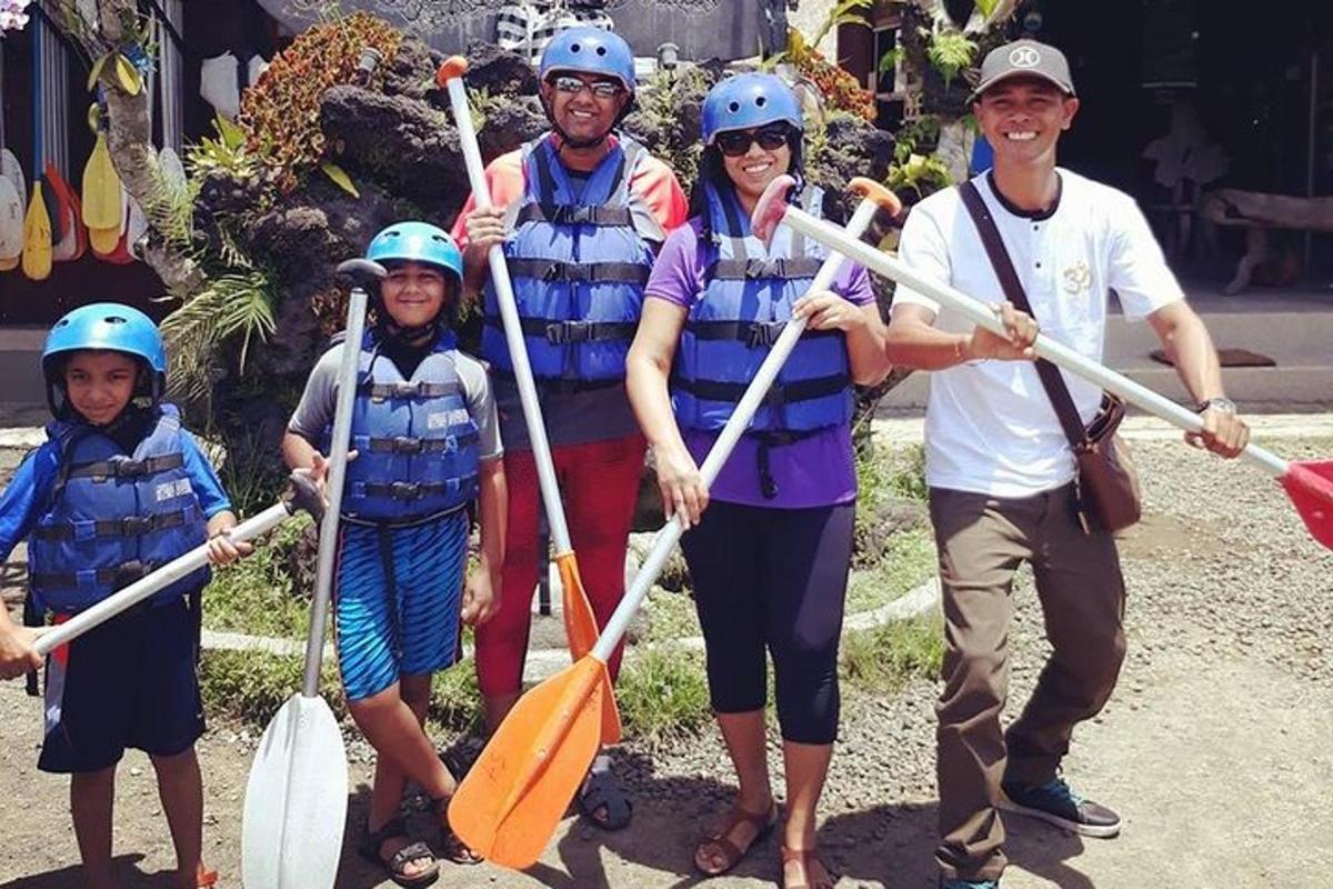una famiglia in posa per una foto mentre fa rafting su un fiume