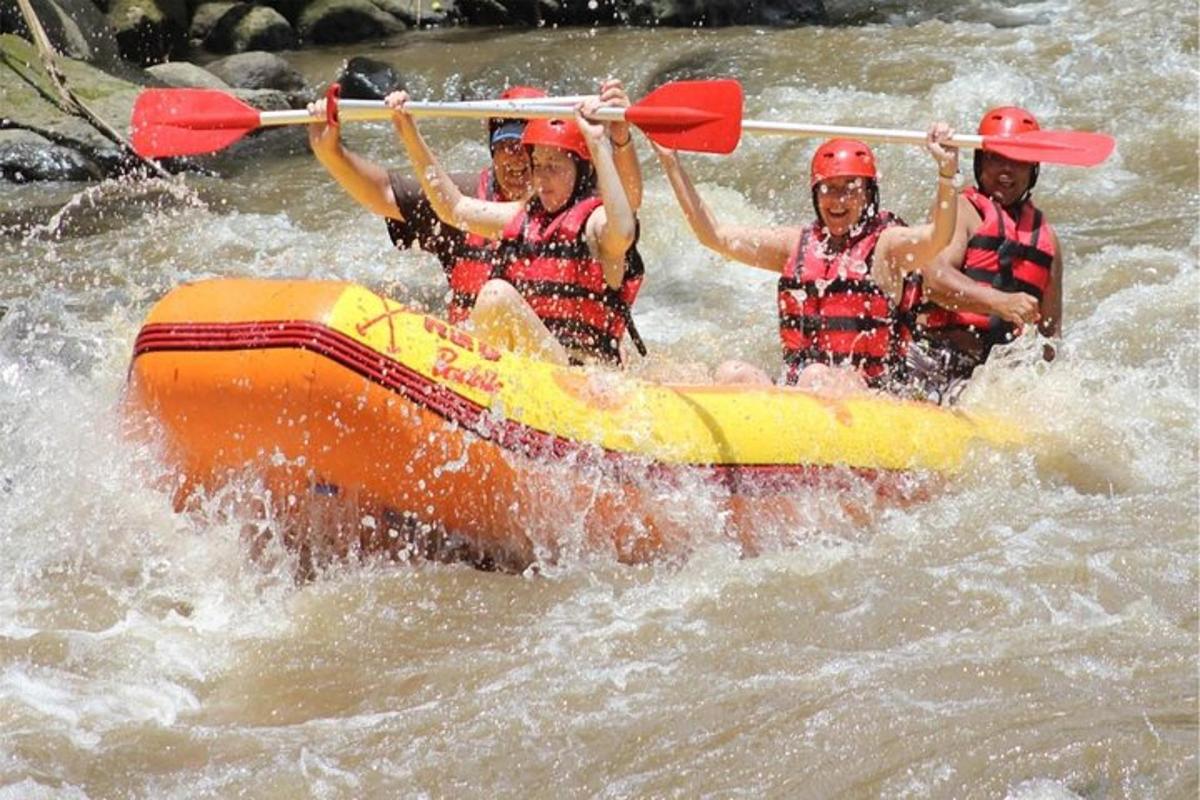 tre persone sono su una zattera nel fiume
