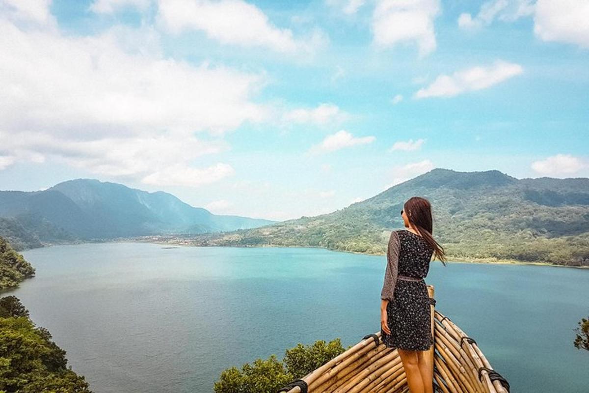 žena stojící na římse s výhledem na jezero