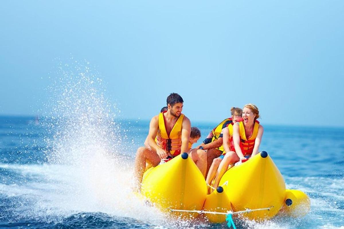 un gruppo di persone che viaggiano su una zattera gialla in acqua