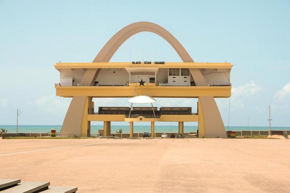 un grande edificio con un arco sullo sfondo