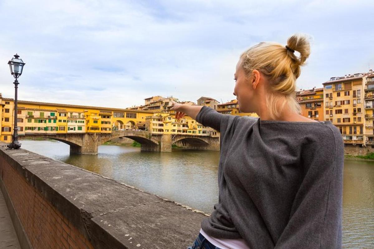 una donna in piedi su un ponte che guarda oltre un fiume