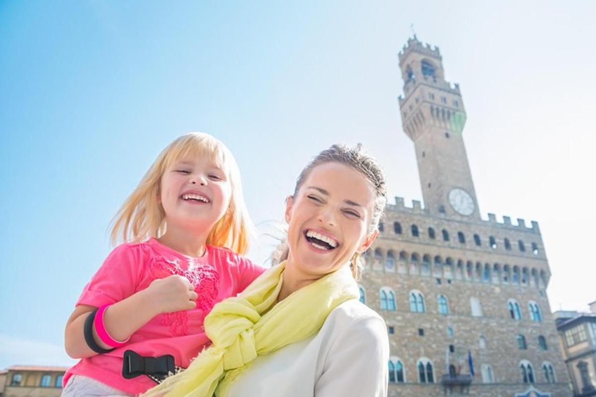 žena a dívka stojící před hodinovou věží