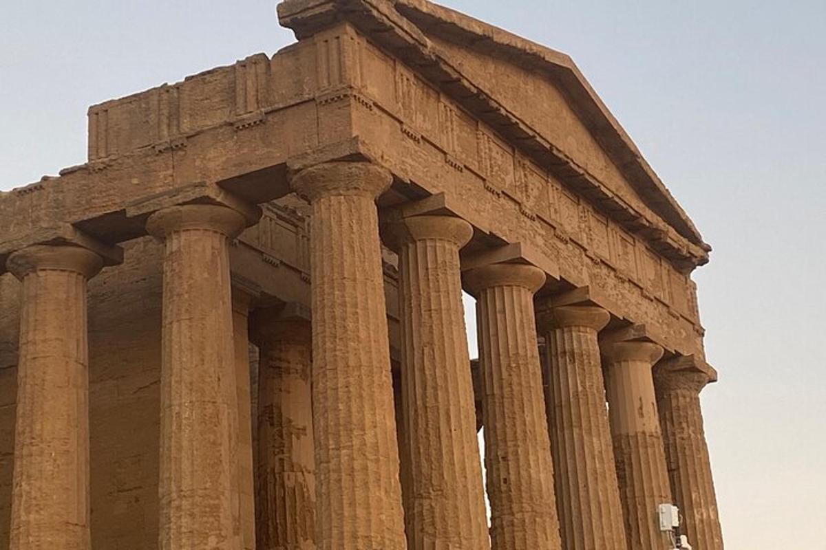 Un gran edificio de piedra con columnas en la parte superior.