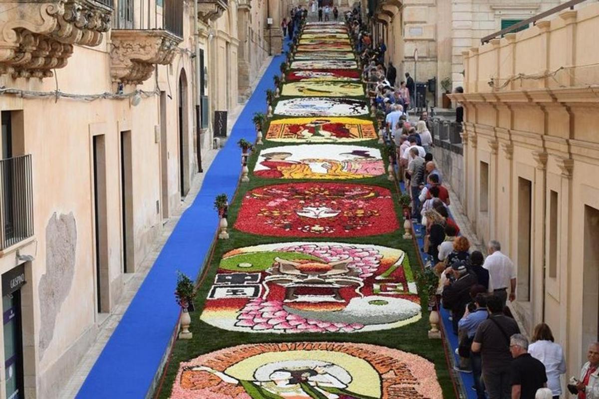 una llarga filera de taules amb flors