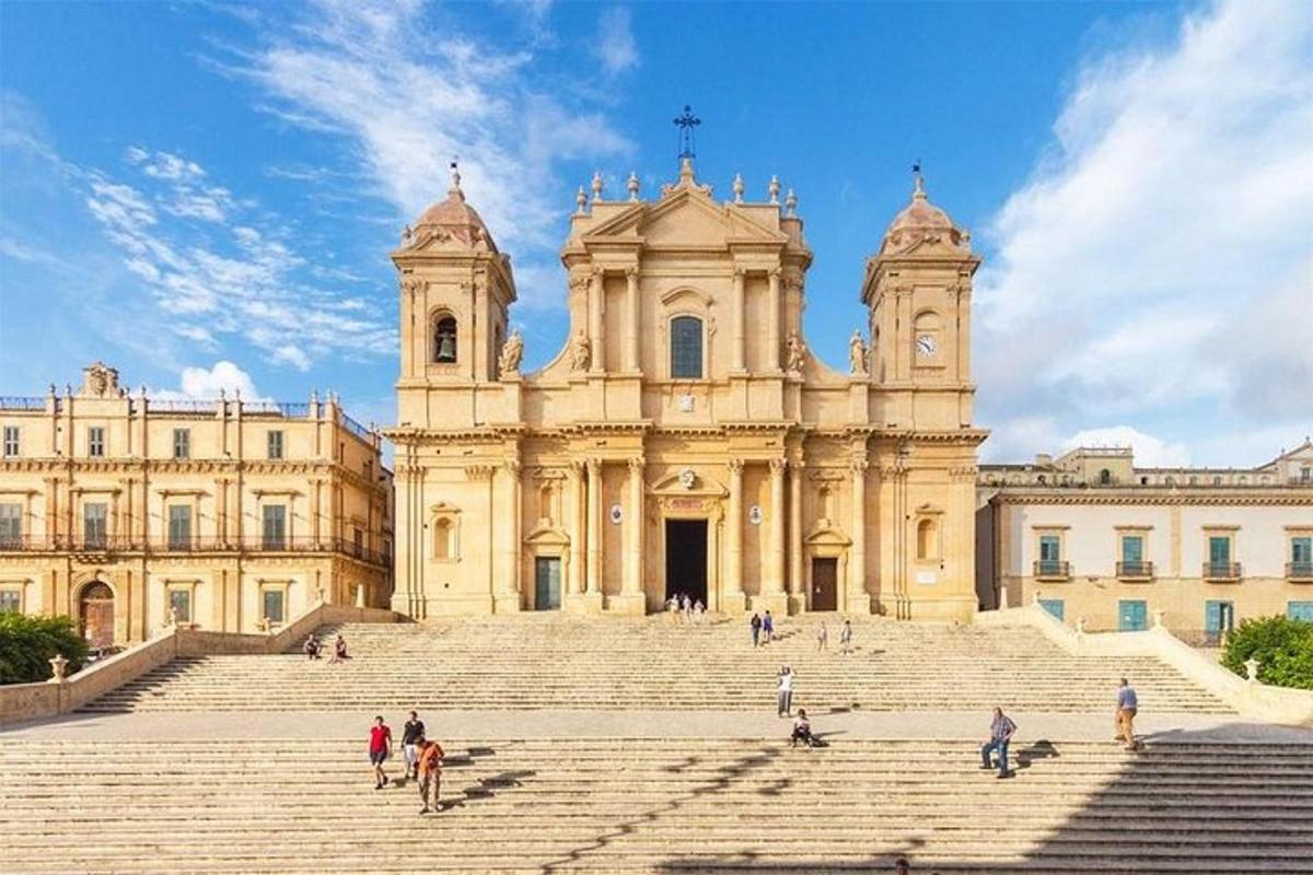 un gran edifici amb escales al davant