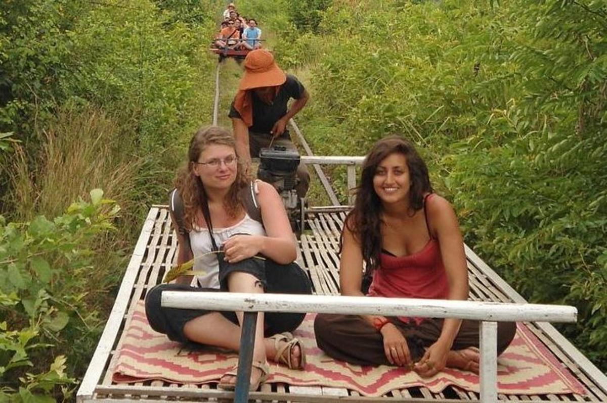 duas meninas sentadas em uma jangada em uma ponte