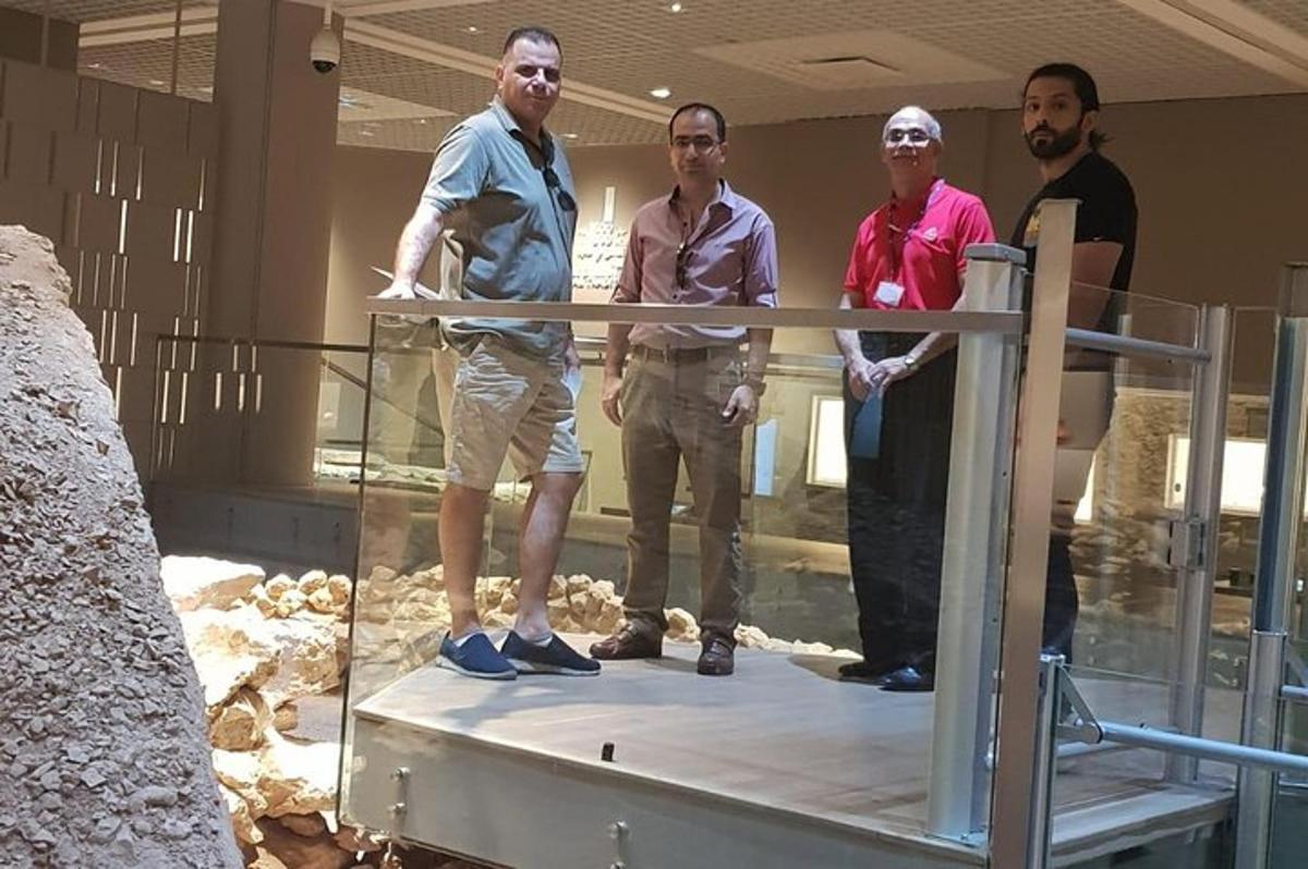um grupo de homens em pé em cima de uma mesa