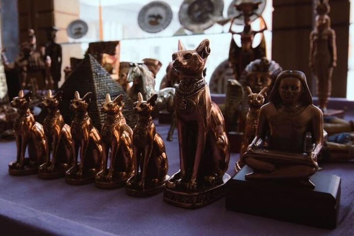 un gruppo di statuette sedute sopra un tavolo