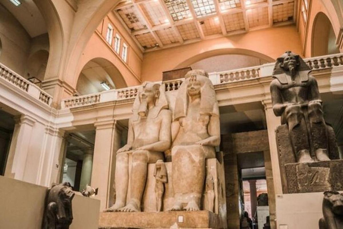 una grande statua in un museo con una grande sala