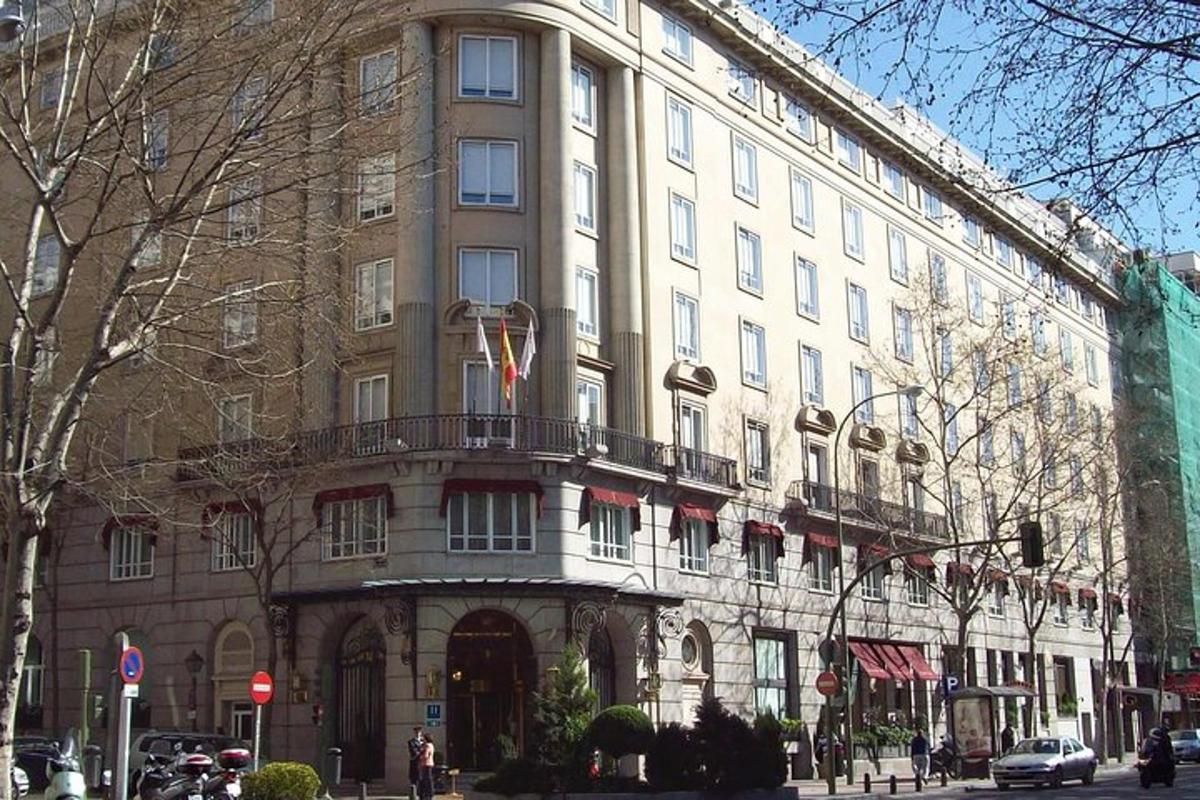 un gran edifici a la cantonada d'un carrer