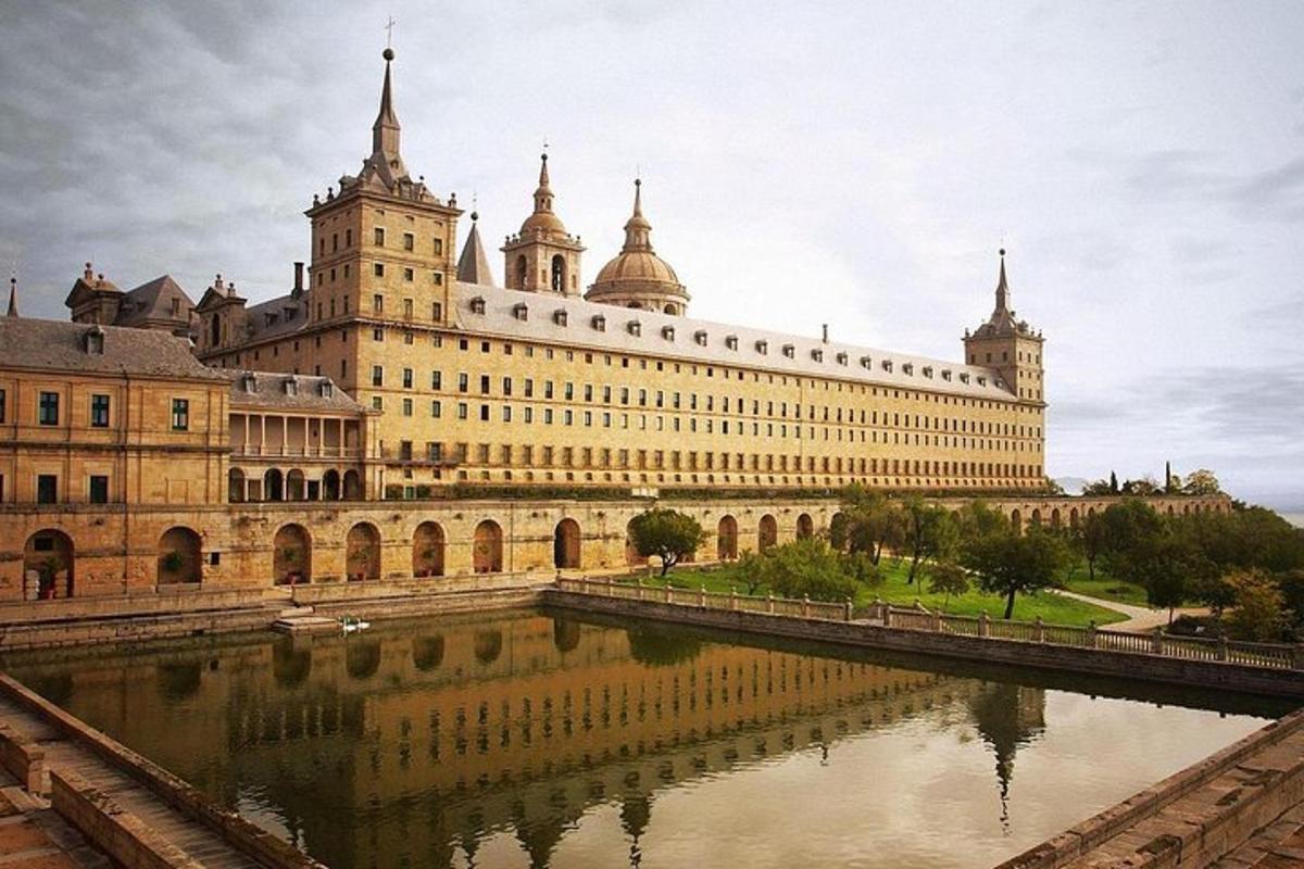 un gran edifici amb un riu davant