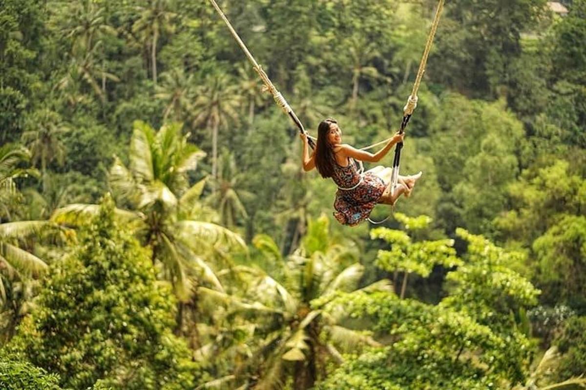 seorang wanita di atas buaian tali di dalam hutan