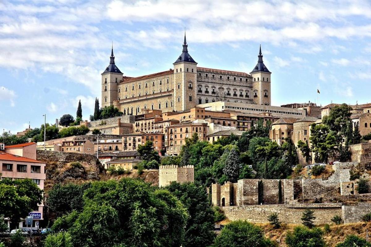 um grande edifício situado no topo de uma colina