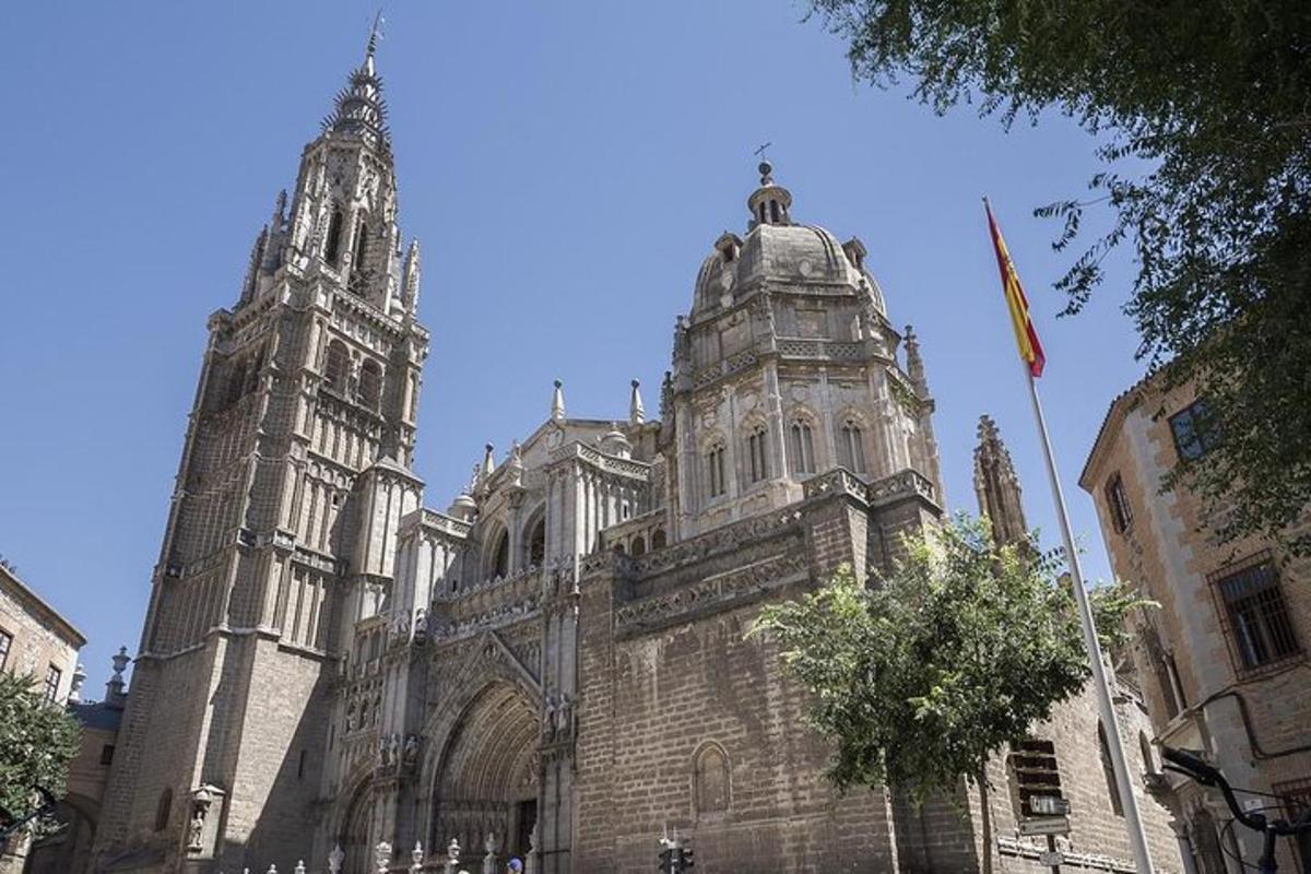 uma grande catedral com duas torres no topo