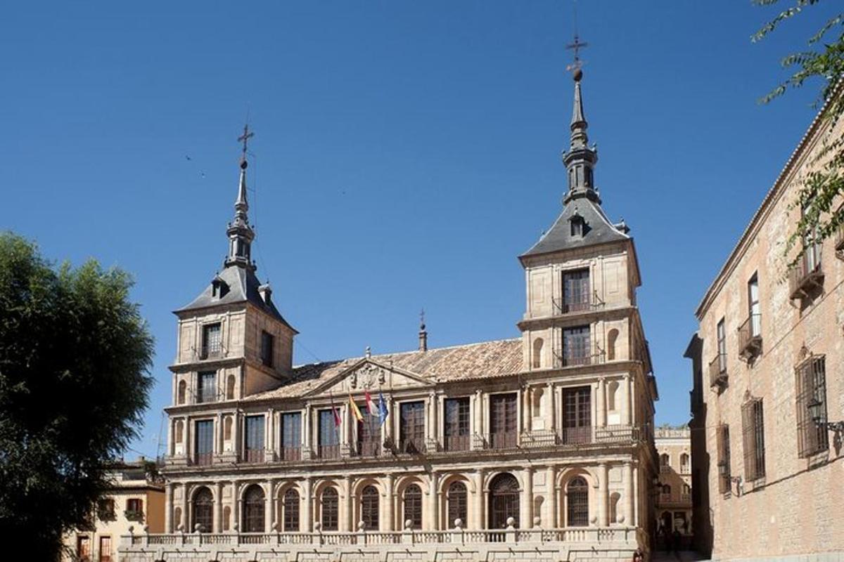 um edifício antigo com duas torres no topo