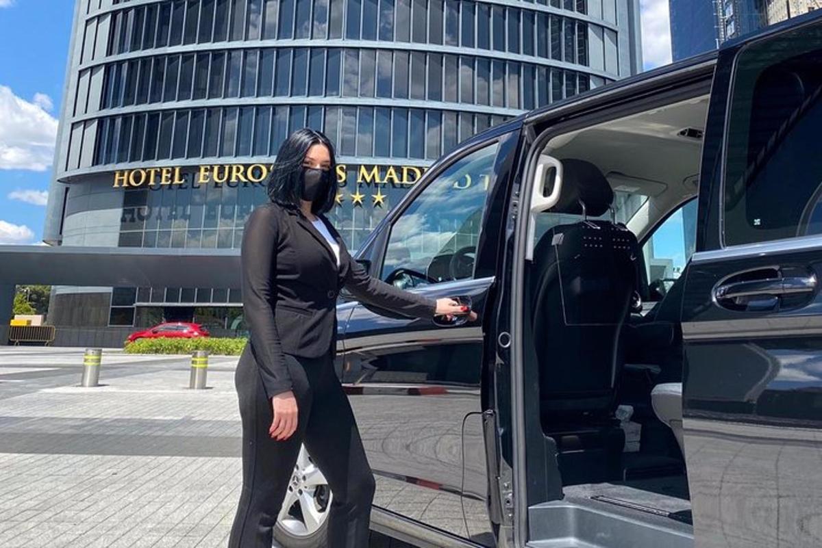 uma mulher está saindo de uma van