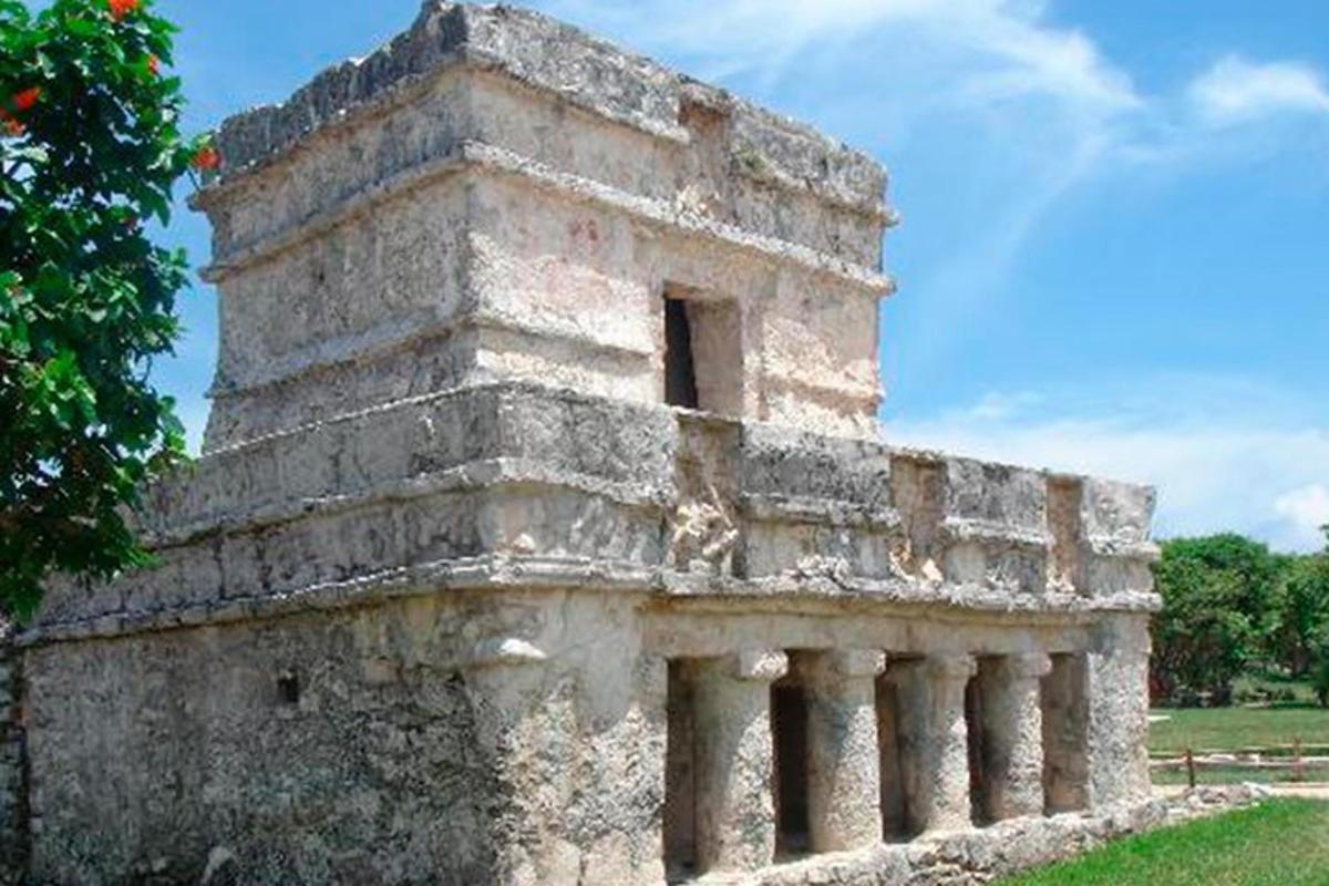 ένα παλιό πέτρινο κτίριο με παράθυρο σε ένα χωράφι