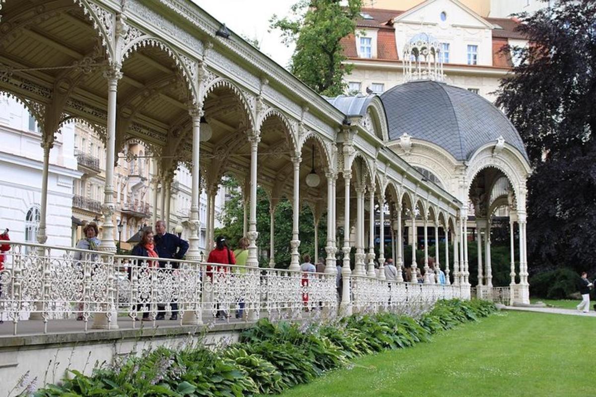 en hvit paviljong med folk som står på en balkong