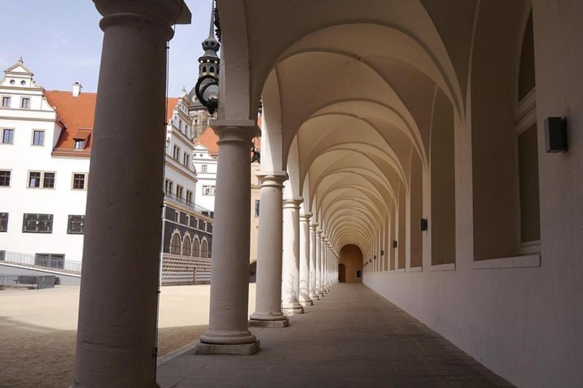 una arcada de un edificio con columnas y techos