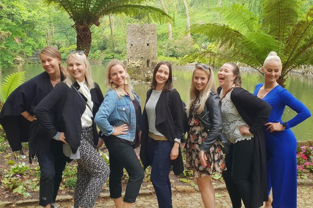 un gruppo di donne posa per una foto