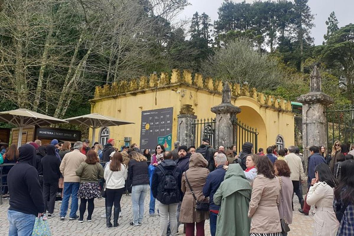 una folla di persone in piedi fuori da un edificio