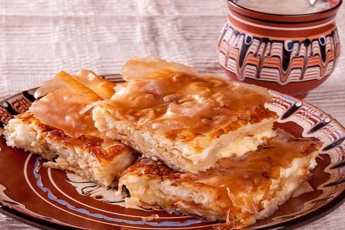 dua keping makanan di atas pinggan dengan cawan