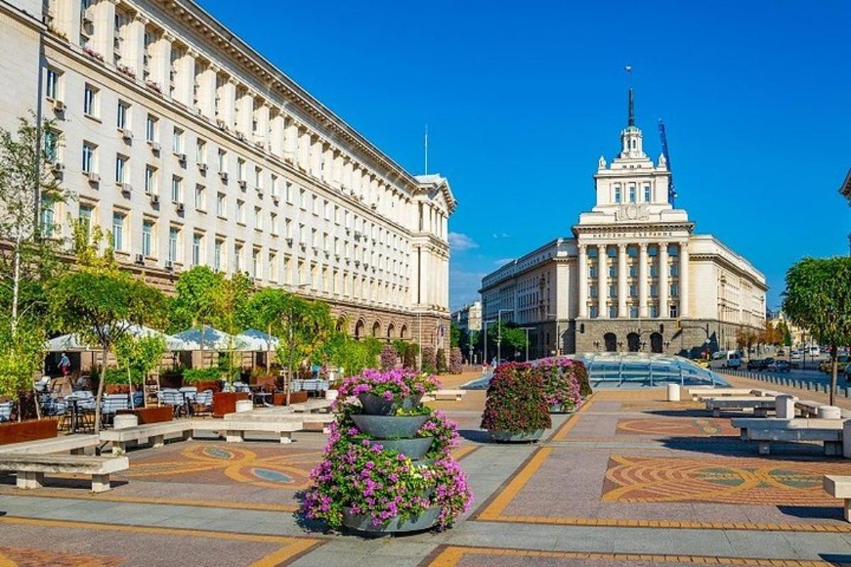 вулиця з лавками та квітами перед будівлею