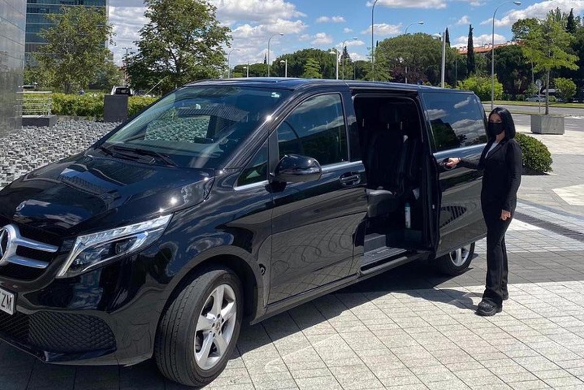 seorang wanita masuk ke dalam truk hitam