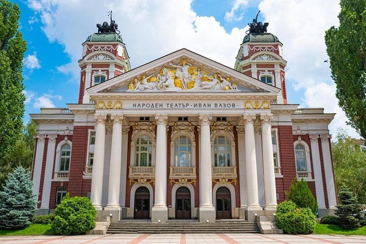 велика зграда од црвене цигле са две куле