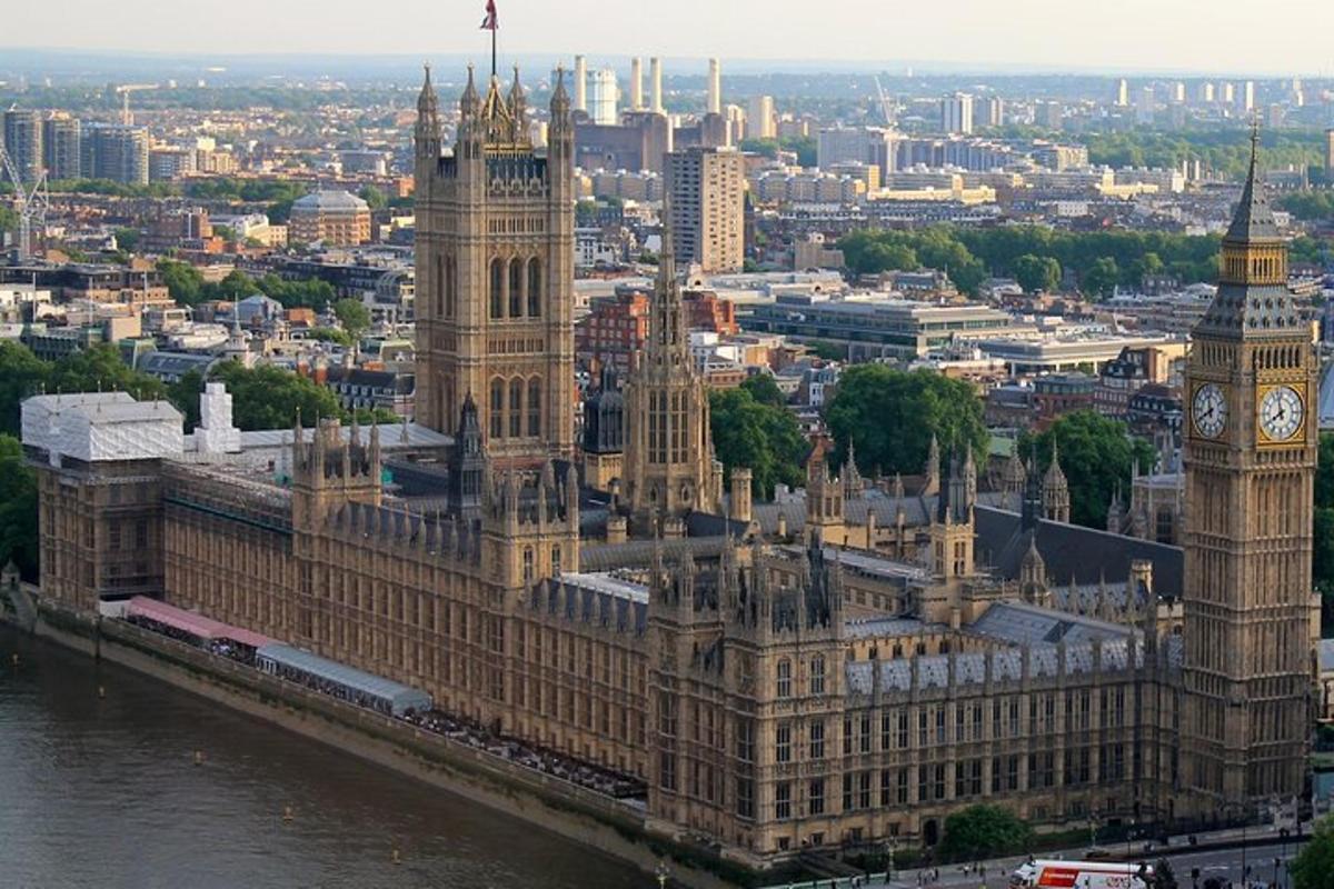 Un gran edificio con una torre de reloj y el Big Ben.