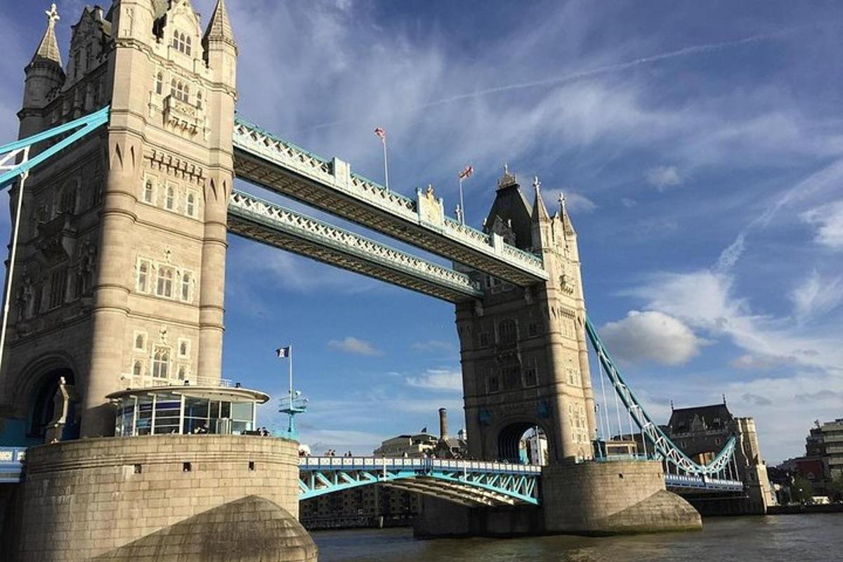 Un puente con una torre de reloj en la parte superior.