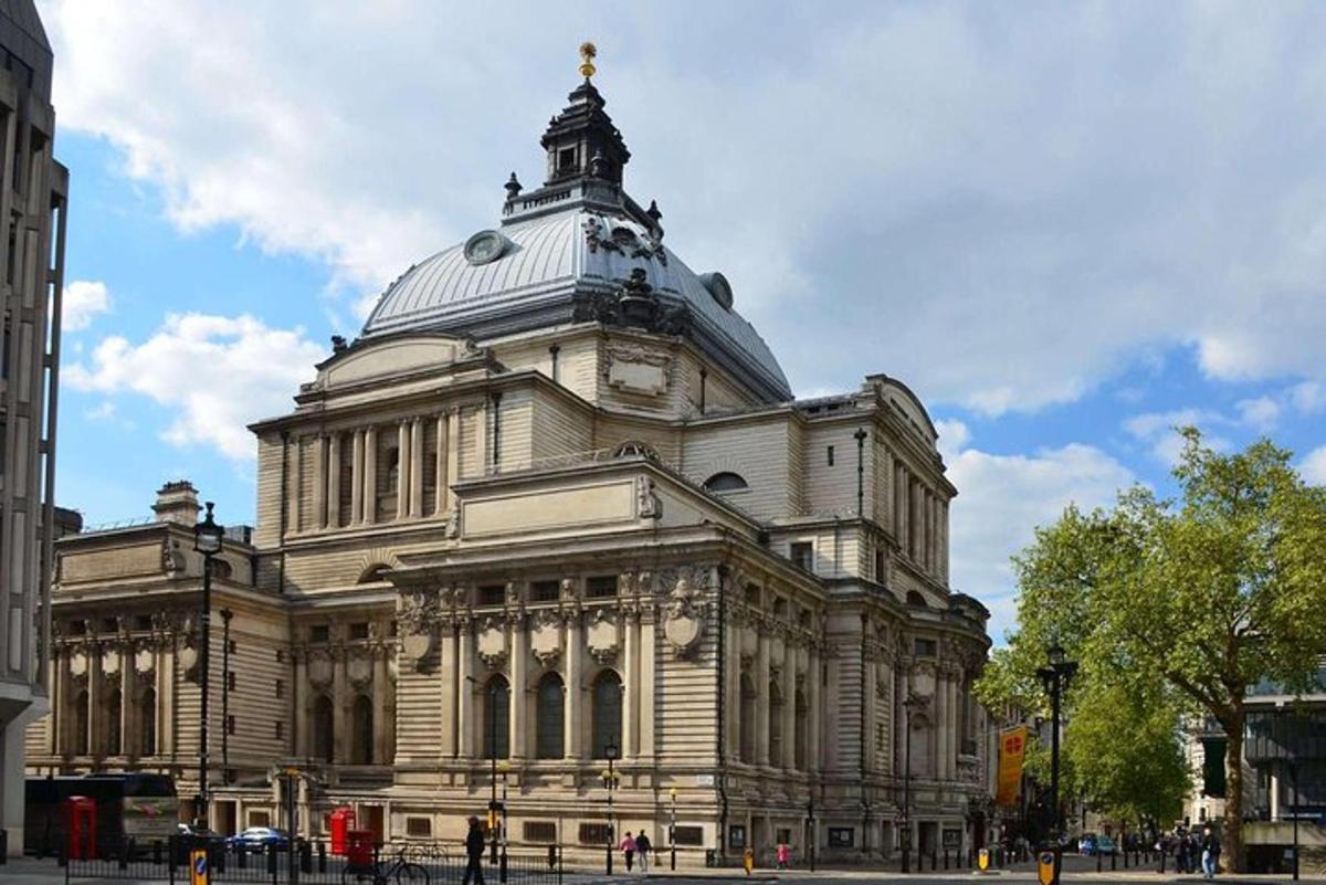 un grande edificio con una cupola in cima