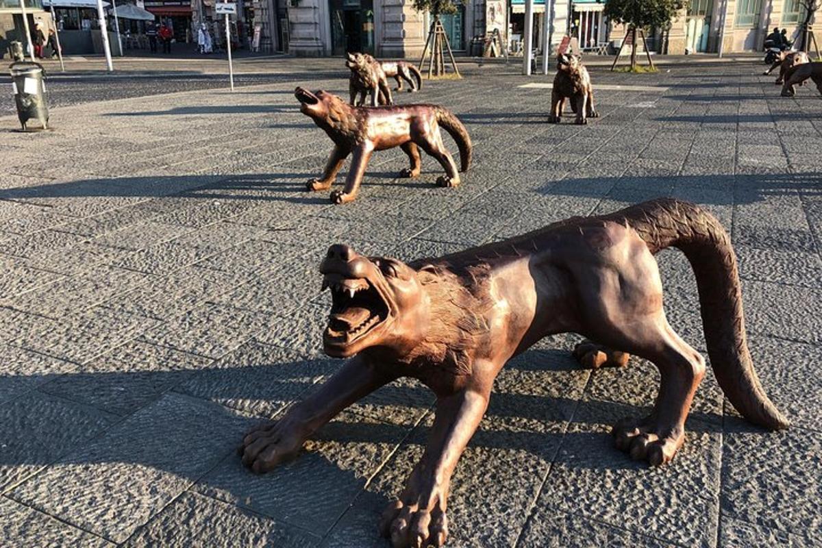 socha psa ležícího na ulici