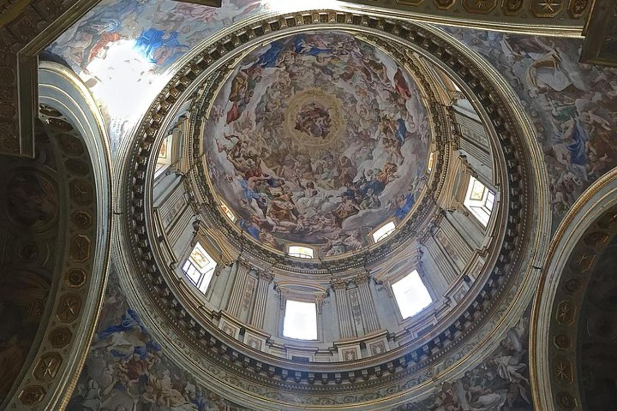 una cúpula de un edificio con una pintura en el techo