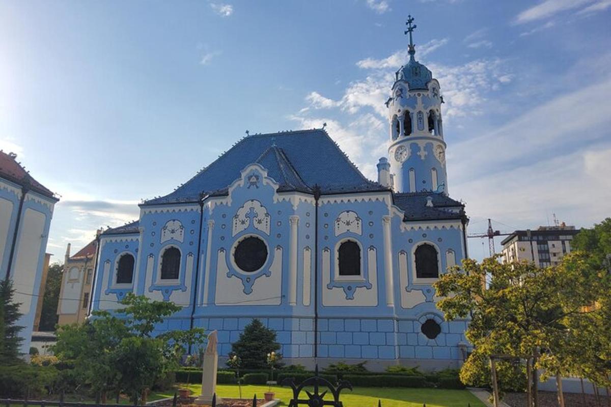 en blå og hvit kirke med et tårn