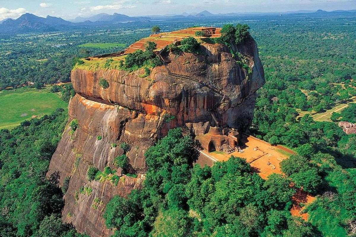 una vista aerea di una grande scogliera rocciosa con un monastero su di essa